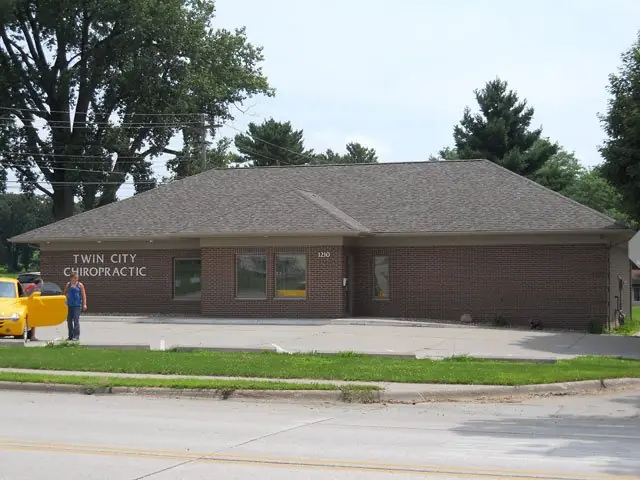 Single-story commercial building with Twin City Chiropractic sign
